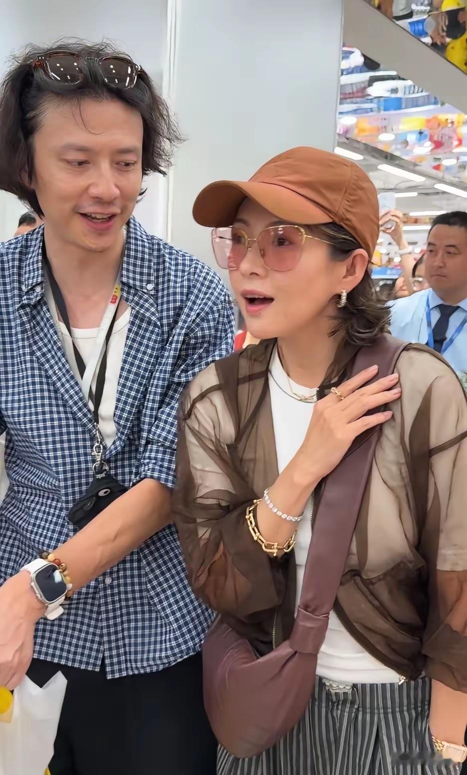 在长沙偶遇章子怡啦！这哪像快50岁的人啊，走路简直带风！一身松弛感穿搭太绝了：