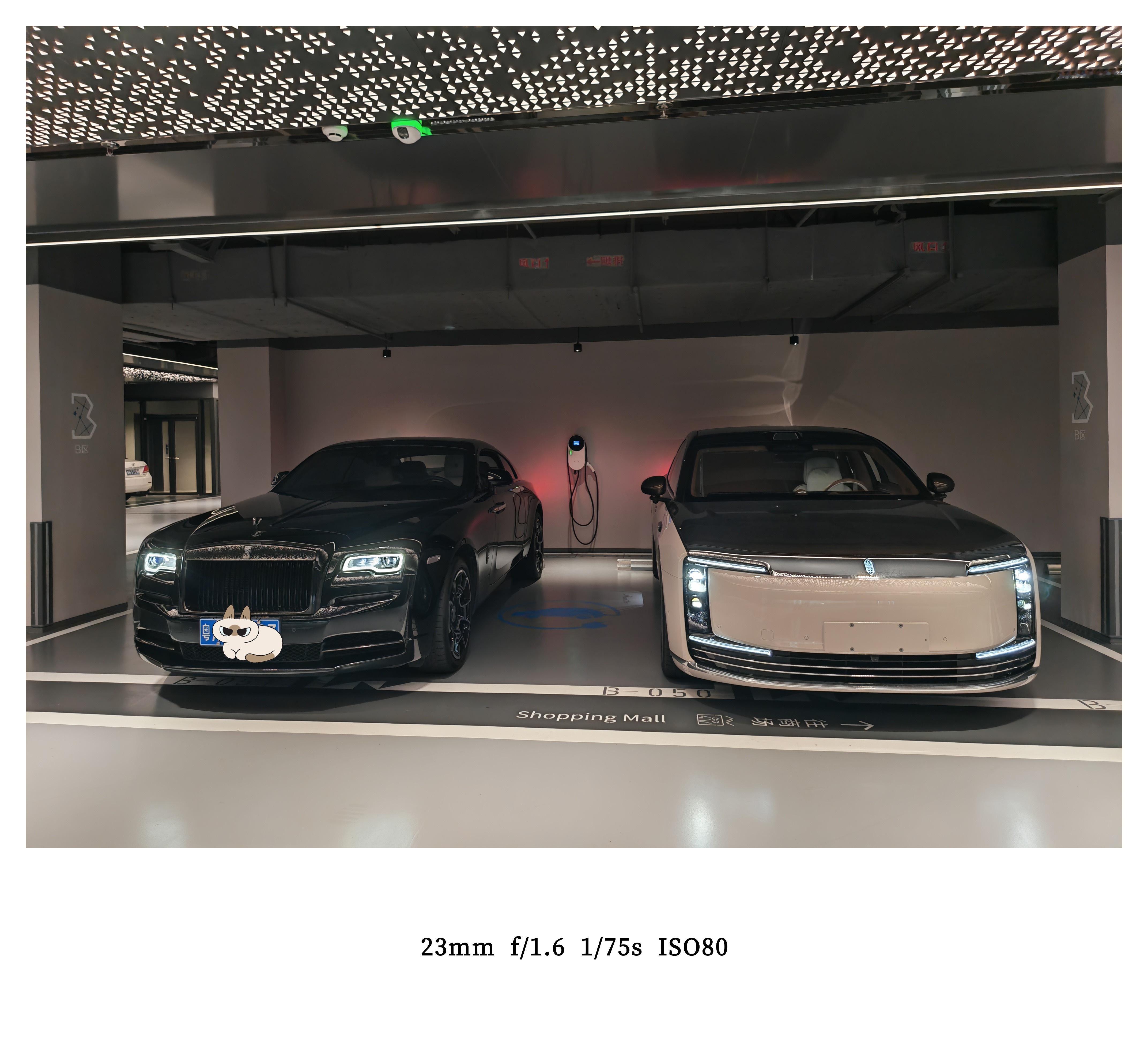 尊界S800跟800多万的劳斯莱斯魅影停在一起，无论是正面侧面后面，尊界的气场都