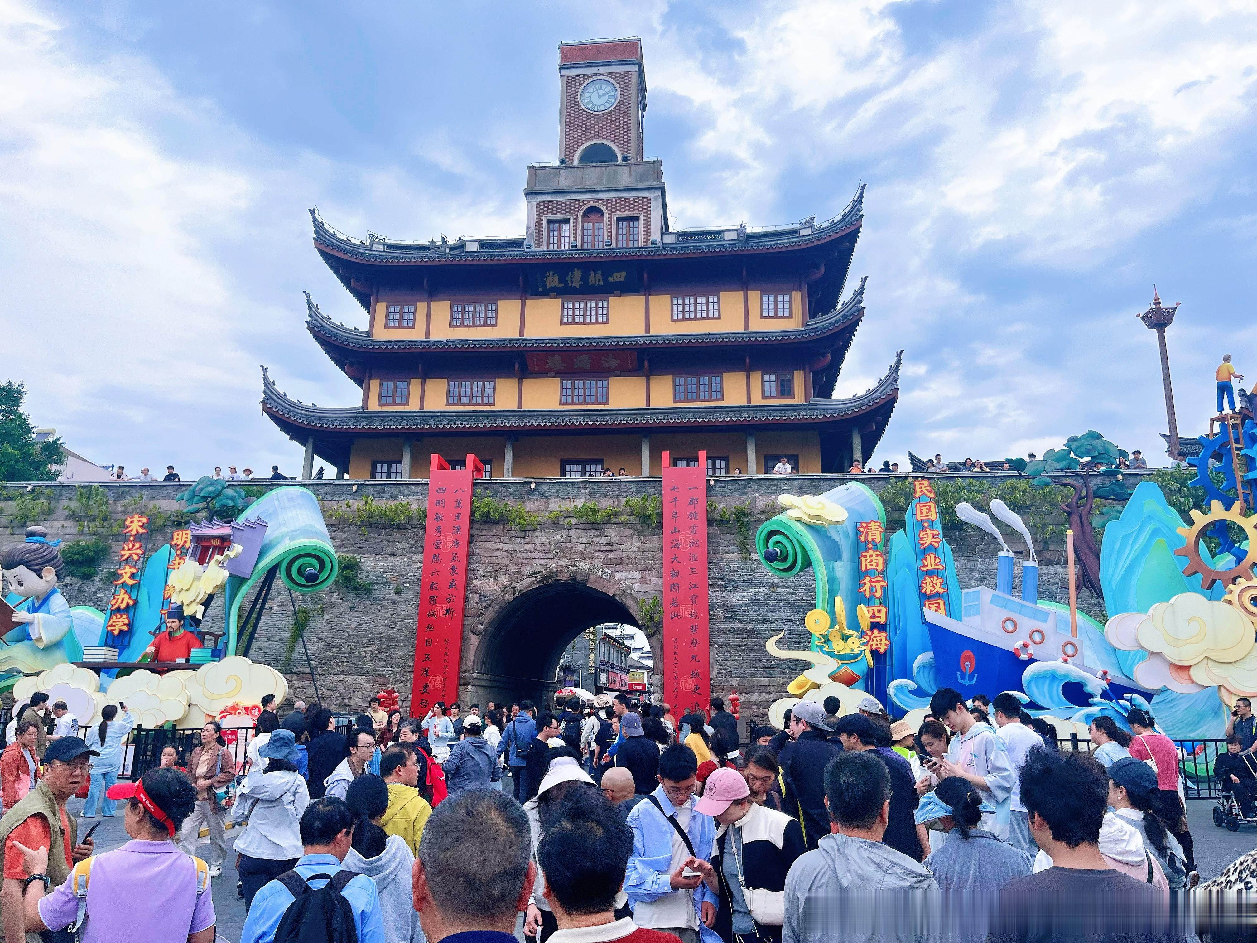 2026-5-2，13点57分，宁波地铁1/2号线鼓楼站附近鼓楼景区人流画面。宁