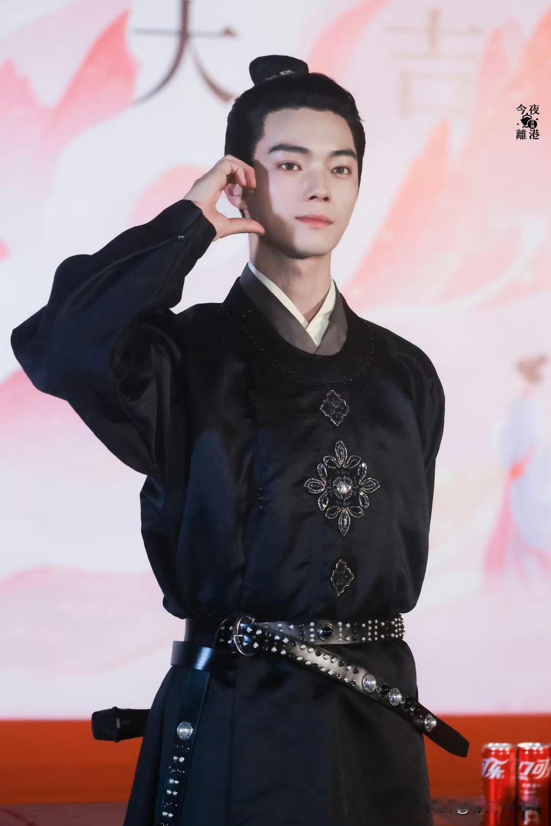 7月27日，大家有没有发现，于正从来不对许凯的剧指手画脚，不会给许凯添麻烦！不