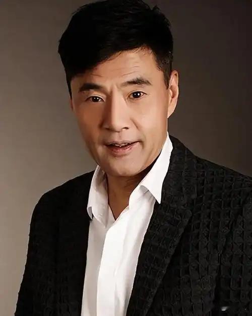 2003年，于荣光的父亲确诊肝癌，医生给出两种主流治疗方案：持续化疗或手术干预，