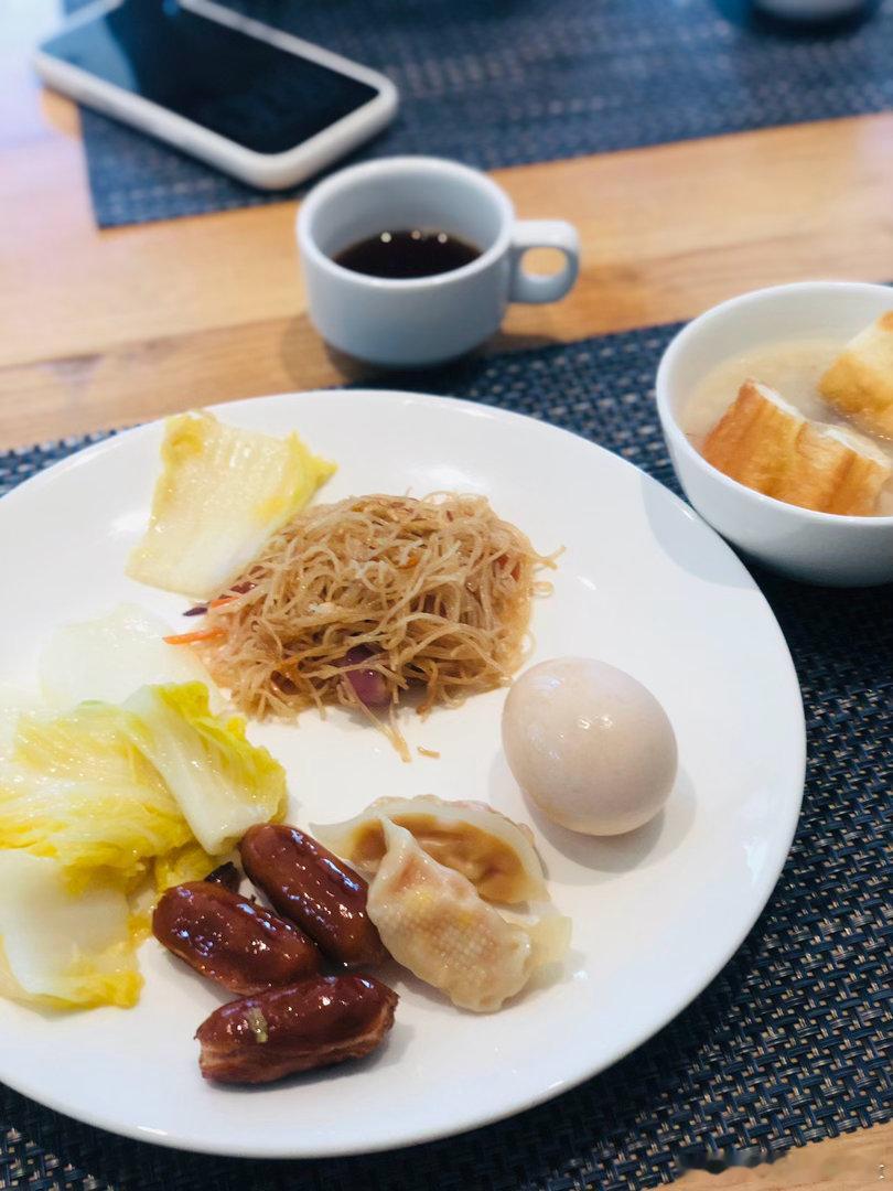 一早起身吃个酒店早餐🏨🍽️，一如既往酒店早餐咖啡非常商业☕️😂，还是冲自己