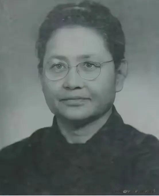 1949年，76岁的军阀李德全强娶了19岁的逃难女学生周秀英。新婚夜，李德全刚扯