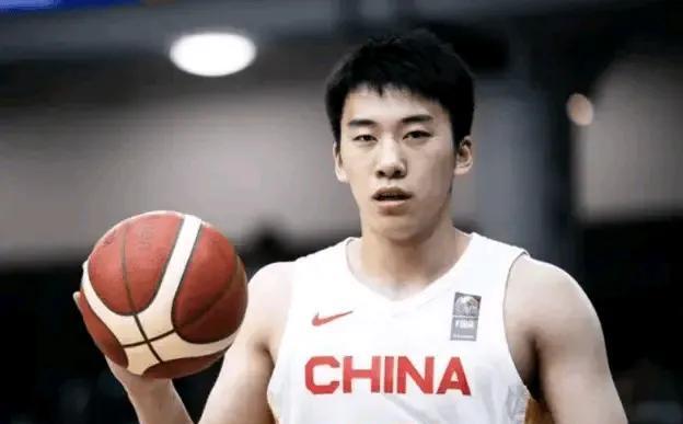王俊杰这身板是真的好，投篮很稳对抗很强王俊杰表现很出色，面对委内瑞拉，年轻的小