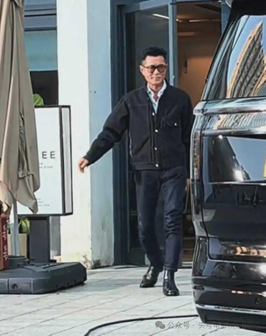 66岁欧阳震华暴瘦脱相，与古天乐30年后再同框66岁欧阳震华现身活动身形暴瘦，
