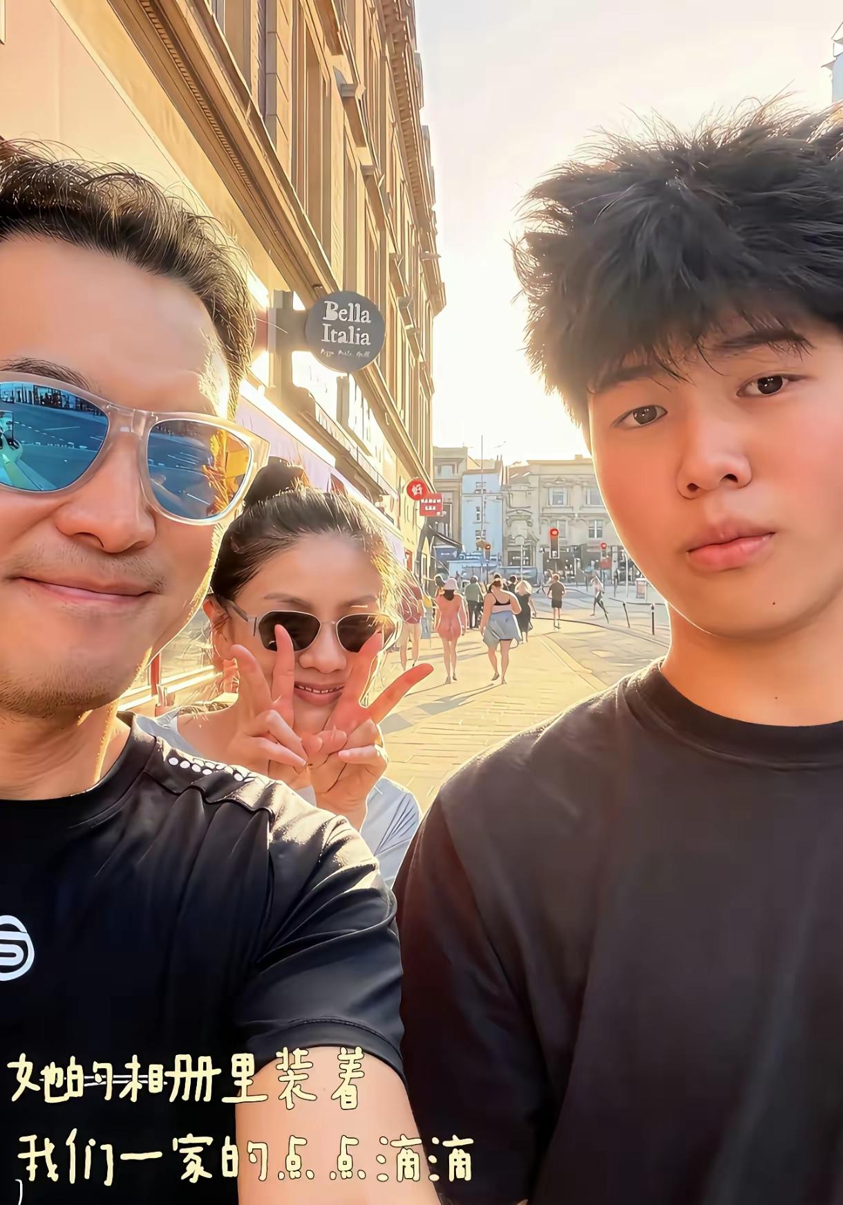 胡可：终于来英国见到我的两个大男孩了！沙溢：可算团聚了，太久没见，老爸太开