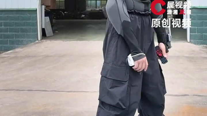 手搓“会飞的滑板”火爆全网，记者跟拍“神奇阿宇”再次起飞，本人回应被质疑假飞：很离谱的谣言，手里遥控器控制油门和转向#媒体精选计划 #媒体原创 #当事人会客厅 #直击第一线 #神奇阿宇