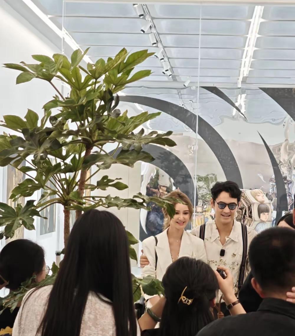 5月27日，袁弘张歆艺一家亮相北京艺术展，袁弘首任策展人获妻子力挺。二人携手十年