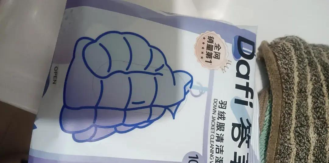 看着身边人把两三千的羽绒服当成二十块的T恤衫那样糟蹋，我是真觉得心疼你一边抱怨