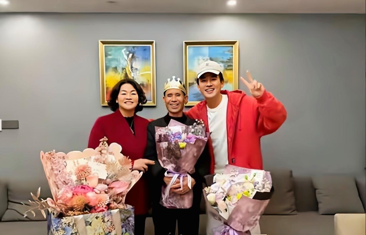 欧豪拍戏期间回家给老爸过生日，他穿着红衣特别显眼，他长得像父亲，但是青出于蓝而胜