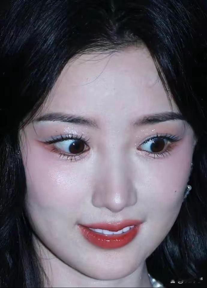 毛晓彤肌肤细腻通透，水润饱满质感绝佳，满满的少女感，颜值状态格外惊艳动人。