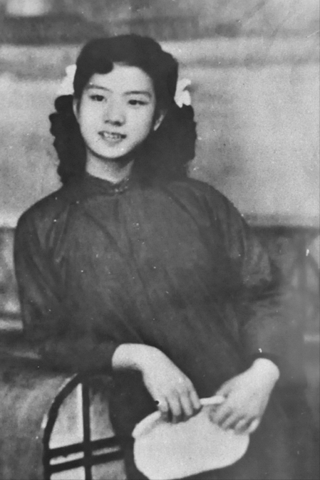 1949年，女战士刘惜芬不幸被捕，审讯时，特务头子毛森用刀划开她的衣服，轻蔑道：