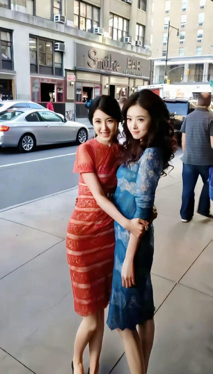 蒋欣与曾黎早期合影，美女就喜欢抱抱，我只想说，放开她让我来