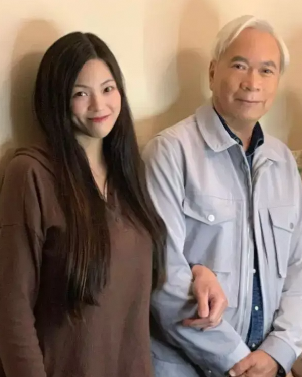 74岁李龙基迎37岁女友出狱计划再生娃结婚