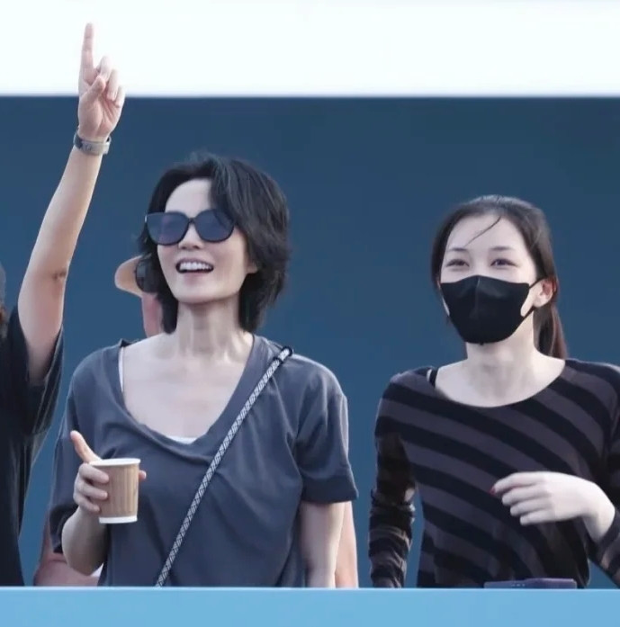 宋妍霏出现在阿那亚音乐节，还蹲在王菲和李嫣旁边，这画面比窦靖童的演出还值得细品。网友发现，李嫣看到宋
