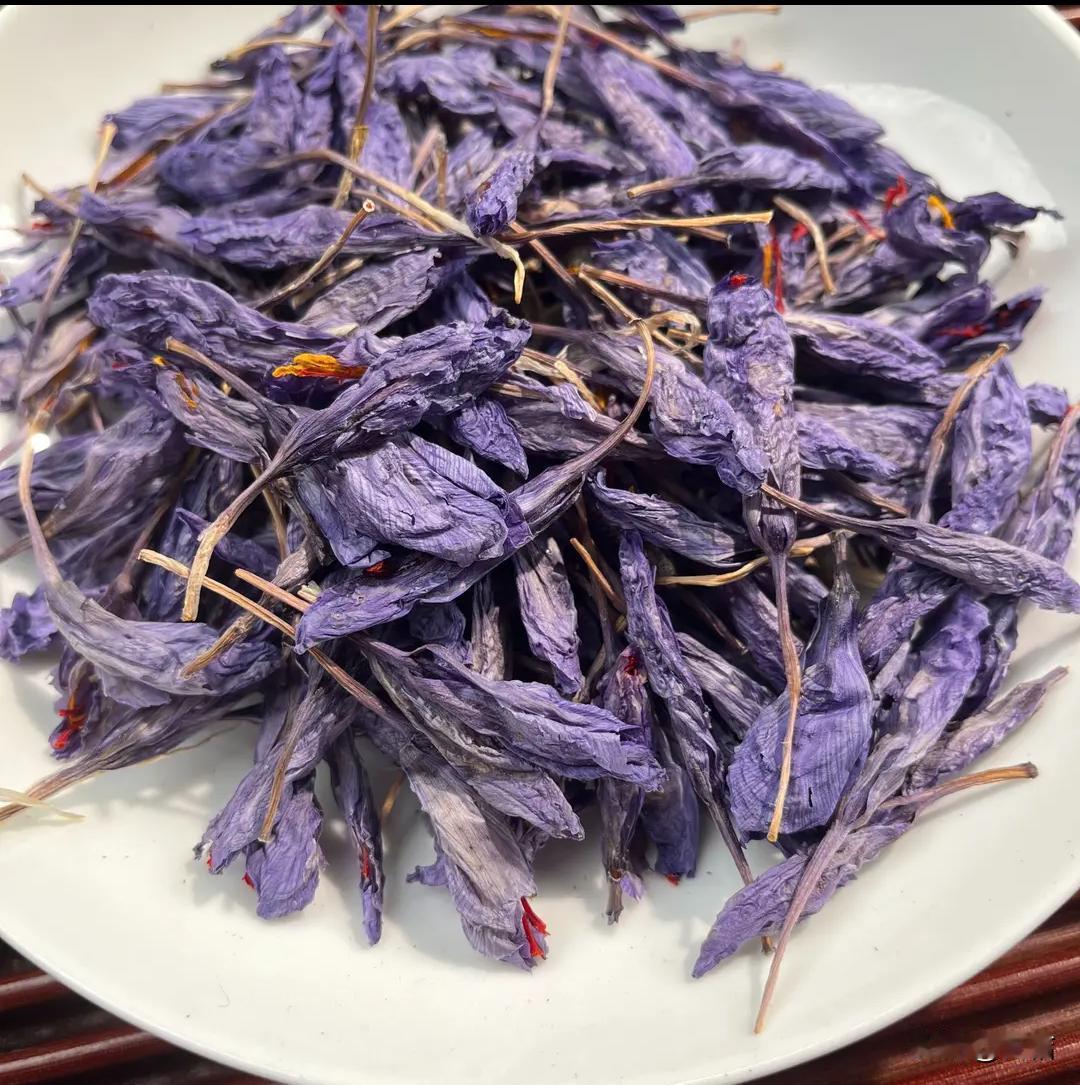 藏红花——需要谨慎或避免服用的人群孕妇：藏红花能刺激子宫收缩，有导致流产的