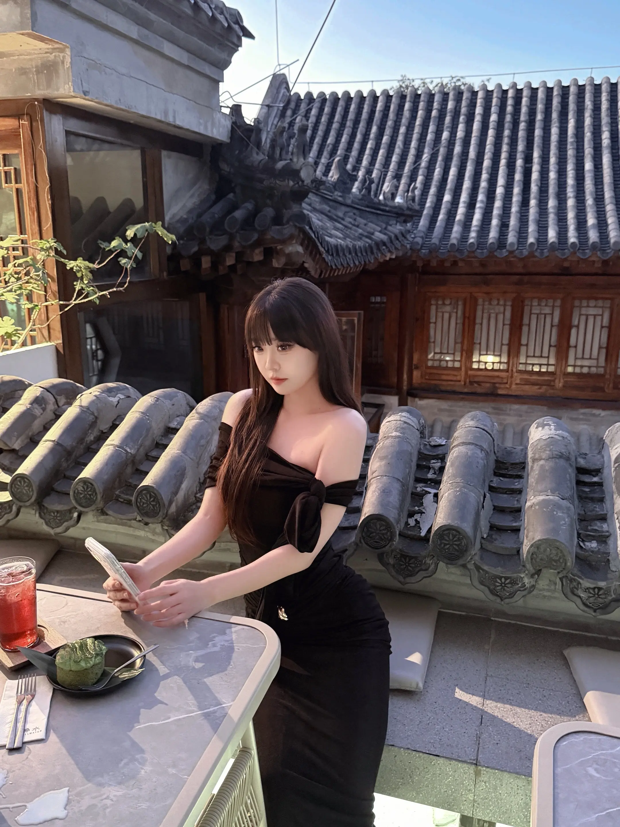 在你最爱的巷弄，我牵着你的笑容。