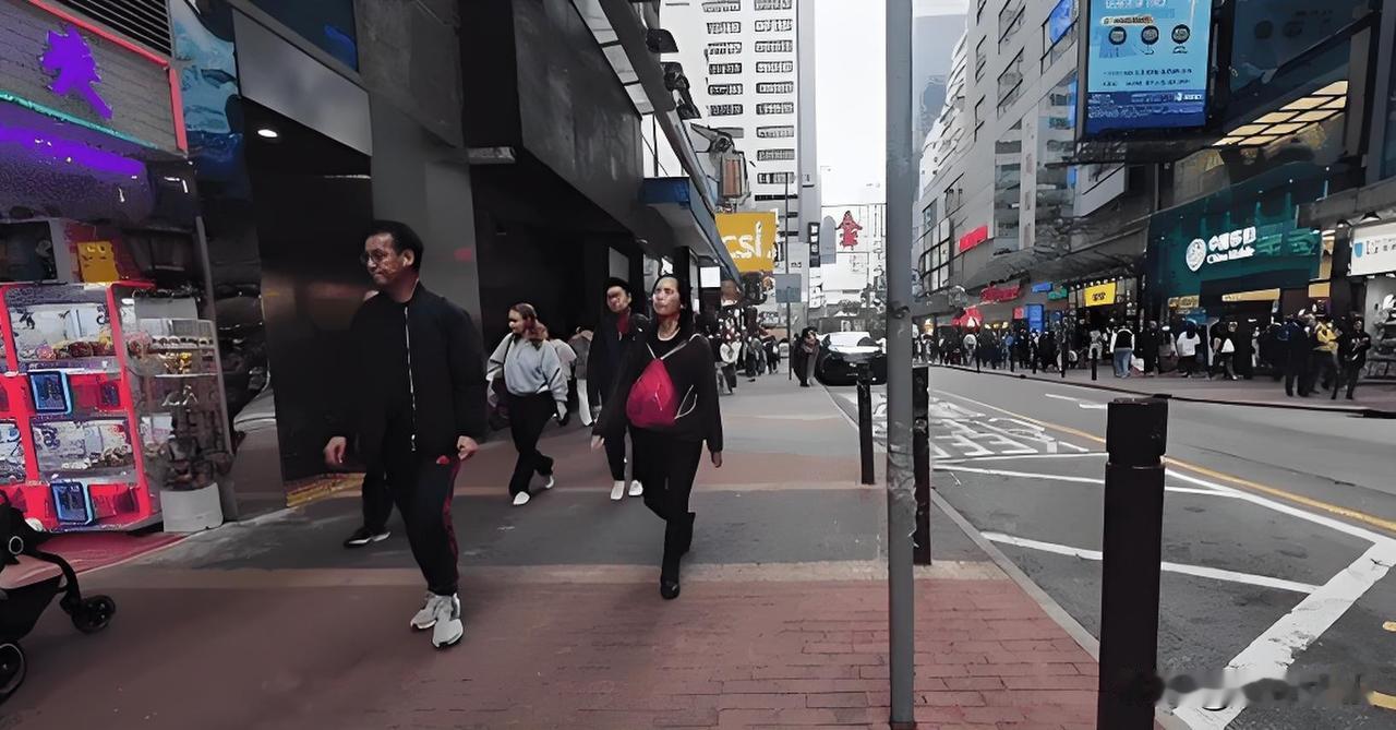 【润英港人成街头蟑螂！网友：哭啥哭，没出息】曾自诩“高素质移民”的润英港人