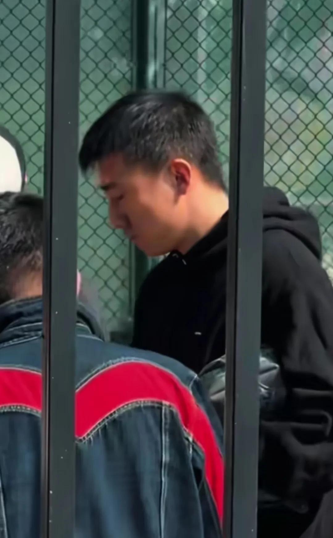 北京国安不换帅，韩佳琪乃比江现身聚加训练场。一直被球迷和媒体认为，即将下课的塞