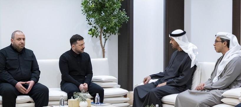 泽连斯基弃战场奔中东，三天连签三国协议，猫腻藏不住泽连斯基的中东之行，不光签