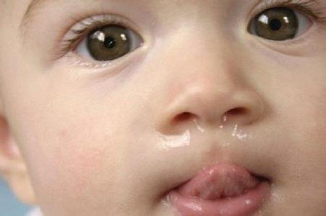 估计连自己流鼻涕也不愿意直接用手擦吧,但是自己宝宝的鼻涕,也就不