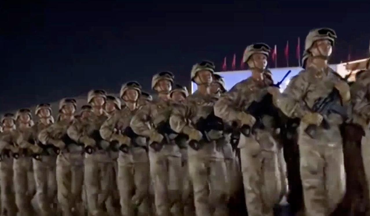 对比差距太明显！中国93阅兵彩排让美国破防，美网友：威慑太强中国93大阅兵光