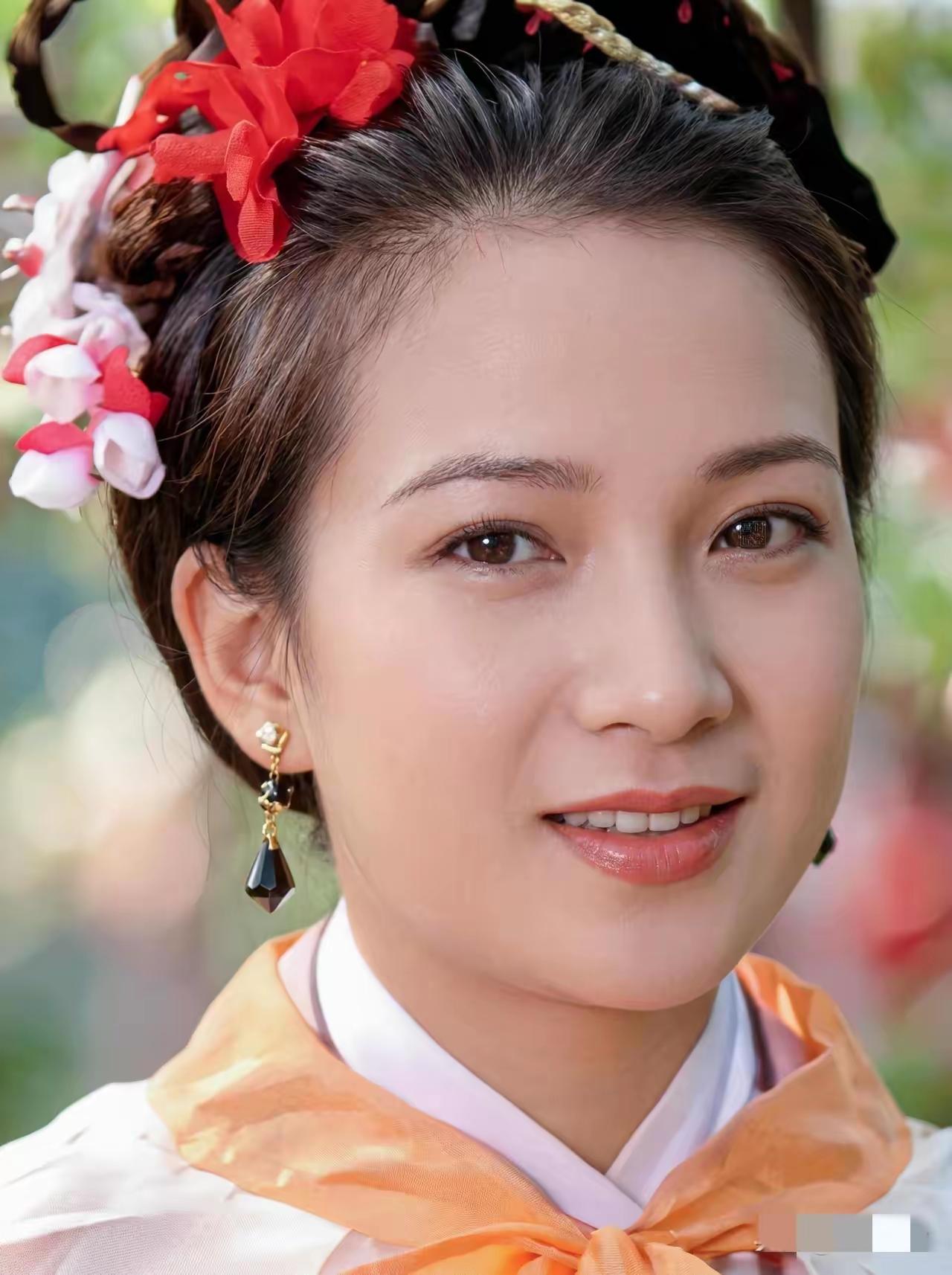 第一个是谁？不知道。她最亮眼，应该排在第一位。她那嘴型，她那眼神，她