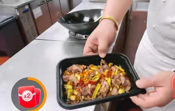 这盘小炒肉的现场，我发现了几个问题：首先，我认为这厨师应该是正经厨师，因为他手