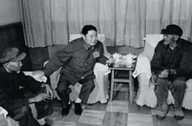 1973年，杨得志下乡看望老部下，随行的干部说：“这人是管制对象，别多问，”杨得