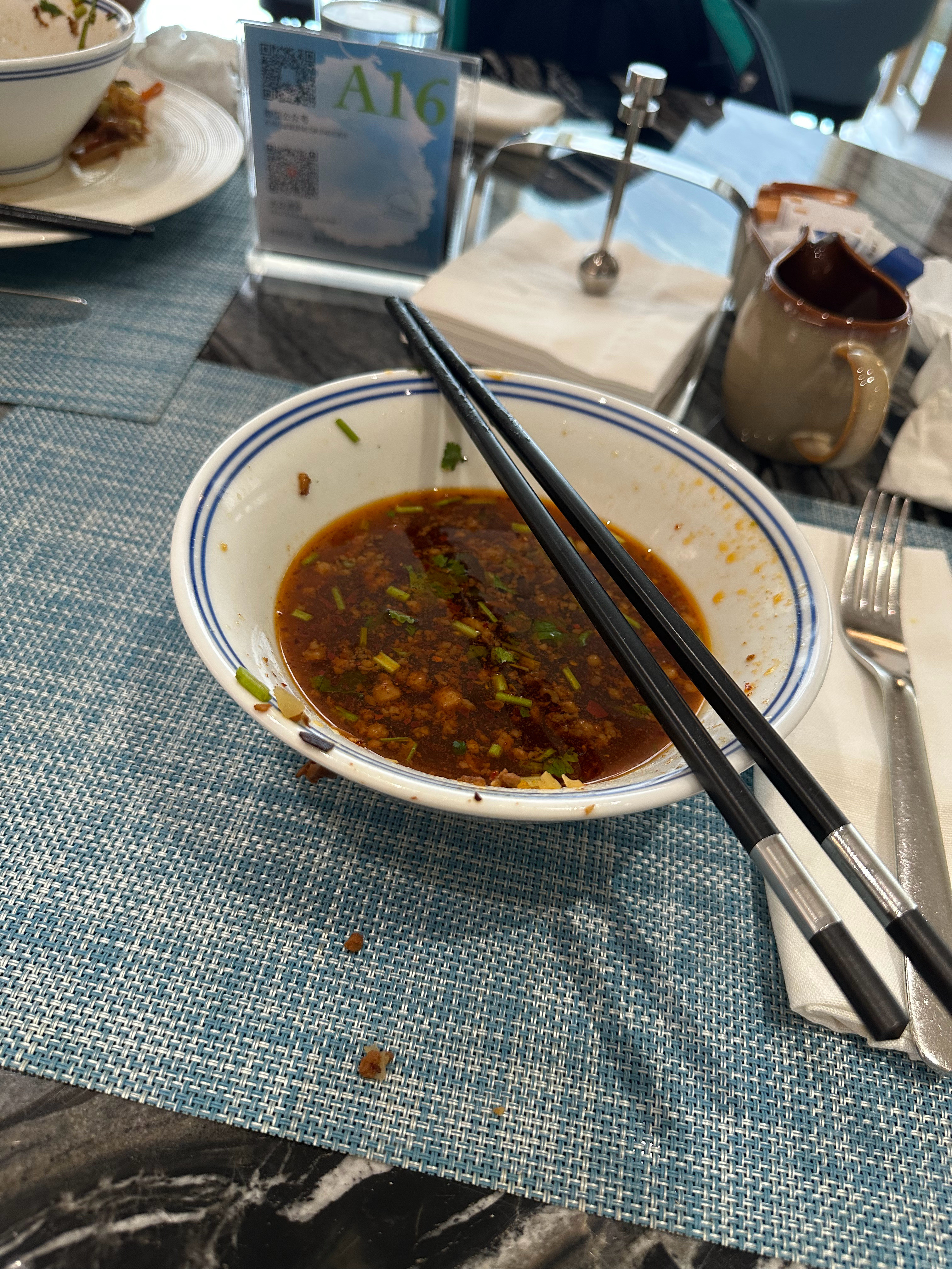 早上再这个酒店吃早餐，点了个面条加了点肉燥，还说挺好吃的，结果吃到最后吃出个石子