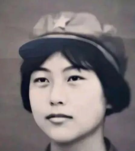 1982年，女飞行员刘晓连驾驶的飞机刚刚爬升到700米高空，突然，眼前一闪银光，