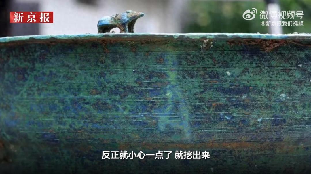 意外重大发现！广西村民挖坟冢挖出汉代铜鼓，专家称历史珍藏价值极高。一口大铜鼓