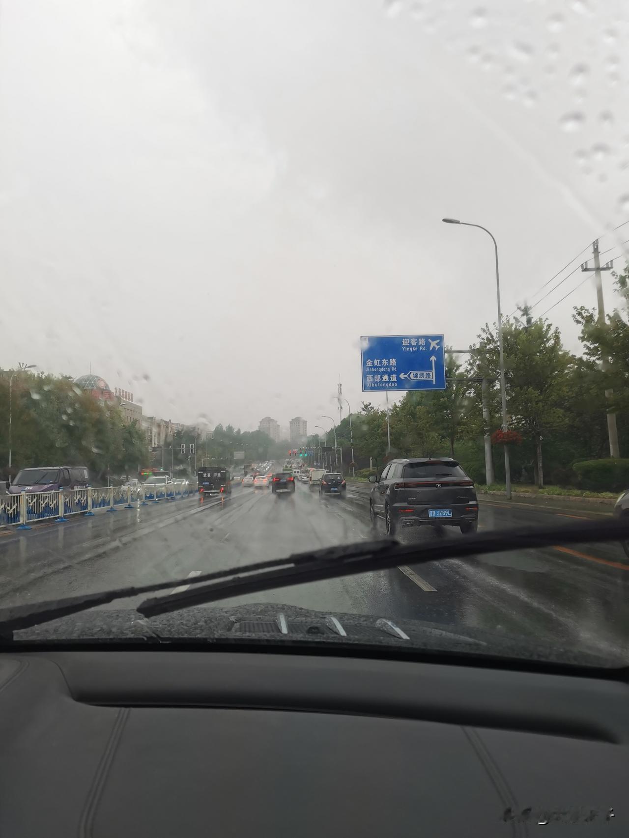 及时雨，大连终于盼来了！今天11点多，天气灰暗，路过大连甘井子区金盾路附近，