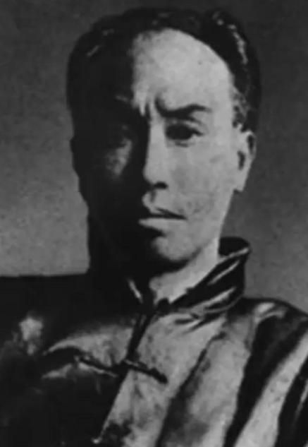 1953年，毛主席来到陈独秀的家乡安庆视察。突然，毛主席问工作人员：“陈独秀家还