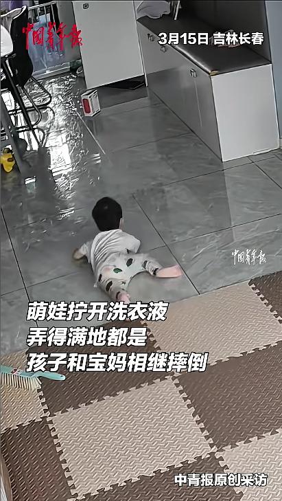 “小宝宝不能没人看！”近日，吉林长春，一位宝妈在厨房做饭，就让自己的宝宝一个人在