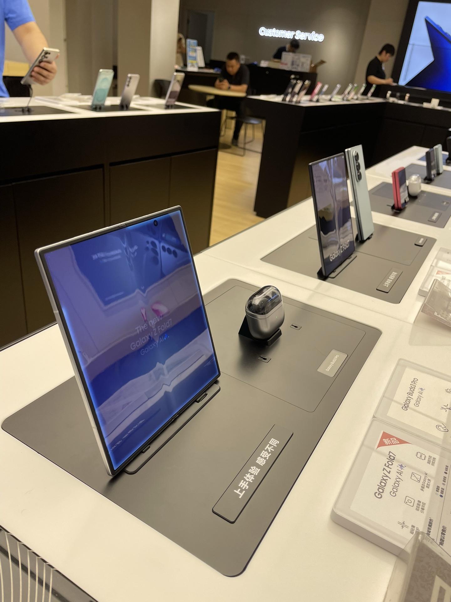 本来对折叠屏折痕都佛系了，直到在线下门店看到三星Z Fold7，老用户...