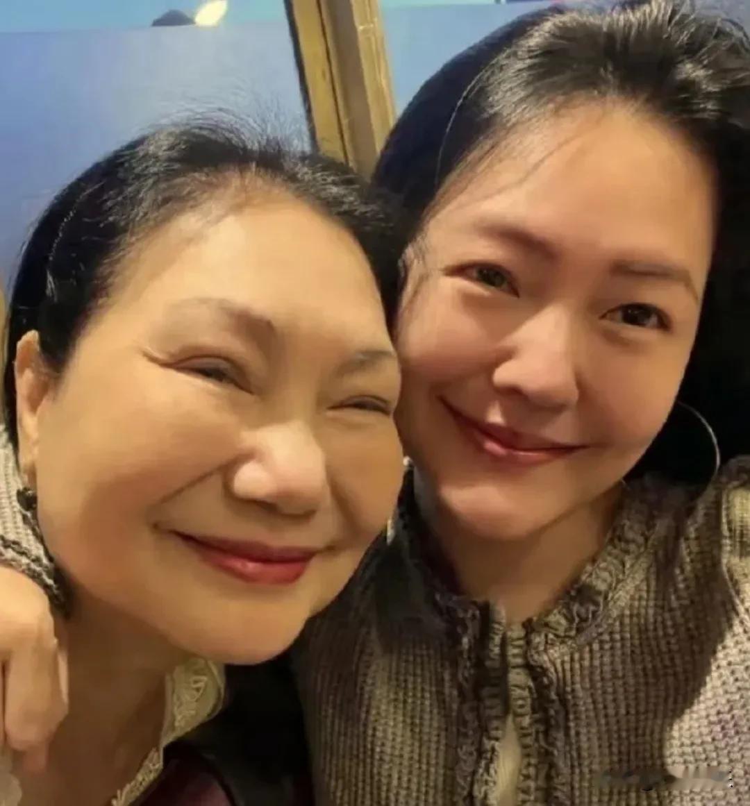 小S一家带着妈妈来到上海散心！7月25日，有网友在上海机场贵宾休息室撞见