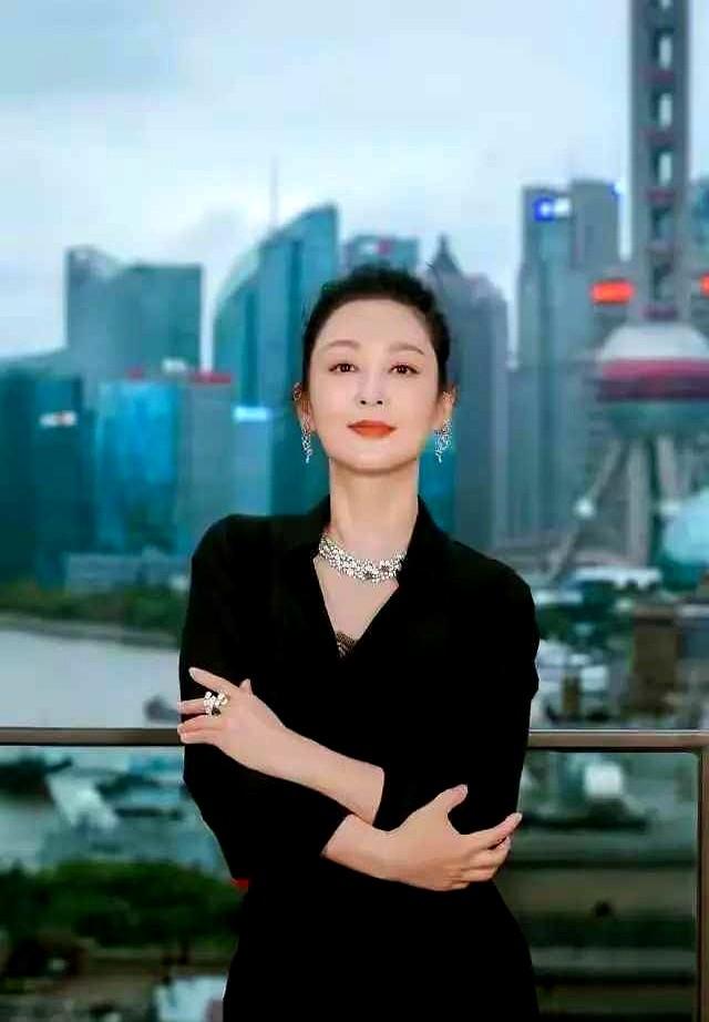 谁能想到，现在做抗衰，78%的人第一步竟然是先看骨头。看看最近亮相的陈红就懂