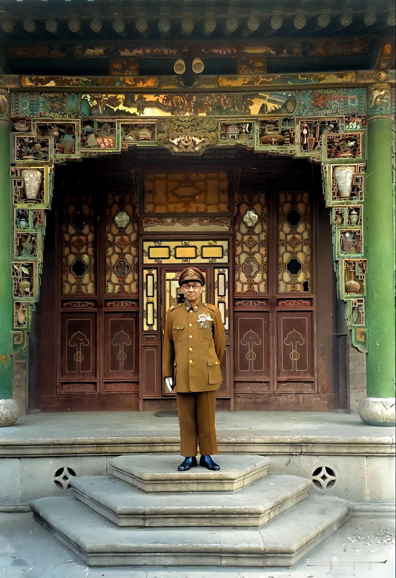 1948年11月，阎锡山在太原绥靖公署东花园北厅前最后的留影，时年65岁。拍摄者