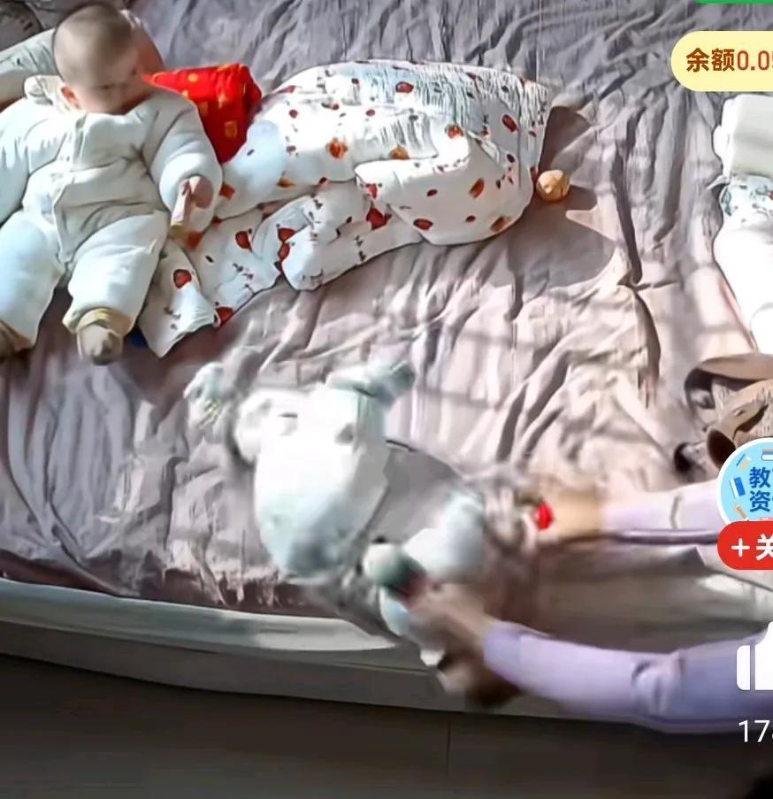 奶奶一个人照看双胞胎孙子，转身拿东西时，孙子险些从床上摔下，幸亏奶奶反应迅速，