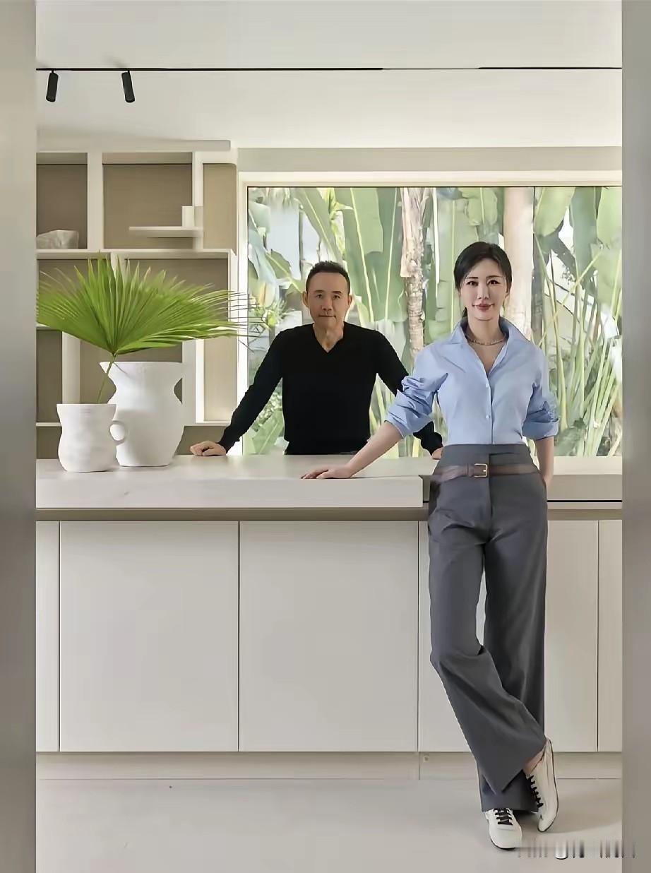 王石这头黑发染得真是意味深长，74岁的人为了配合拍照，折腾起一次性染发剂，表面是