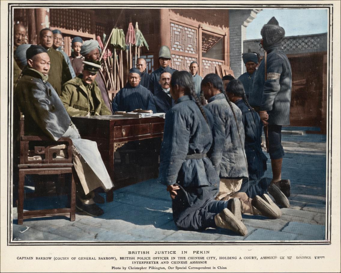 1901年，北京，英国军官巴罗上尉大摇大摆坐在中式庭院的桌后，旁边陪着翻译、所谓