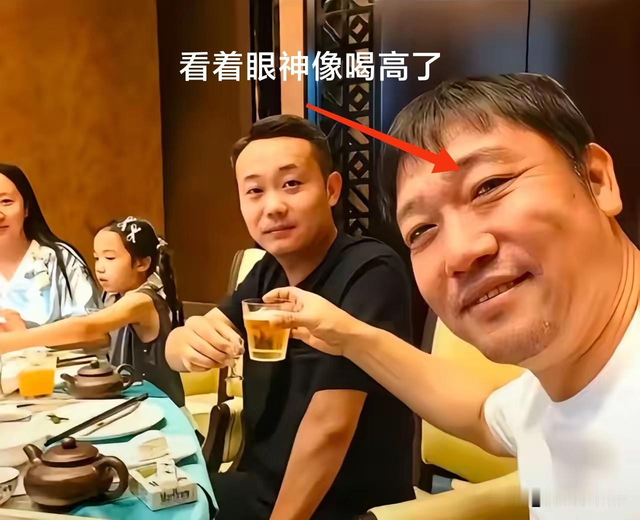贾冰这一次事件主要在于他自己大意了，和朋友一块喝酒吃饭，他作为一个明星肯定有人拍