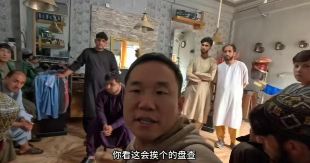 塔利班持枪护送中国游客入境，全程警车鸣笛开道，入境强制喝药！