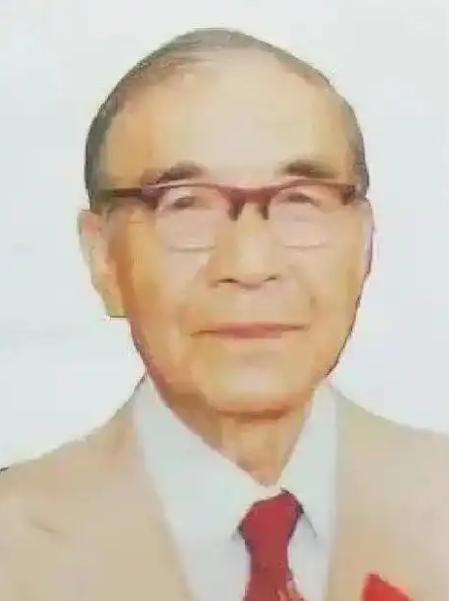1987年，85岁的邝安堃喝迷糊了，把家里23岁的小保姆当成了自己老婆，抱着说：