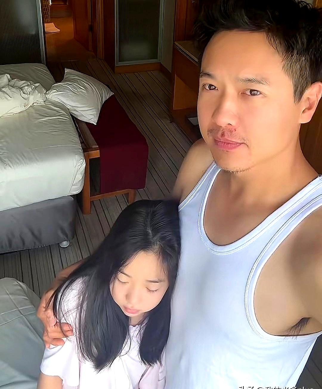 离婚家庭的孩子注定是个可怜小白菜？看看43岁冒出不少白发的高云翔，硬是把单亲带