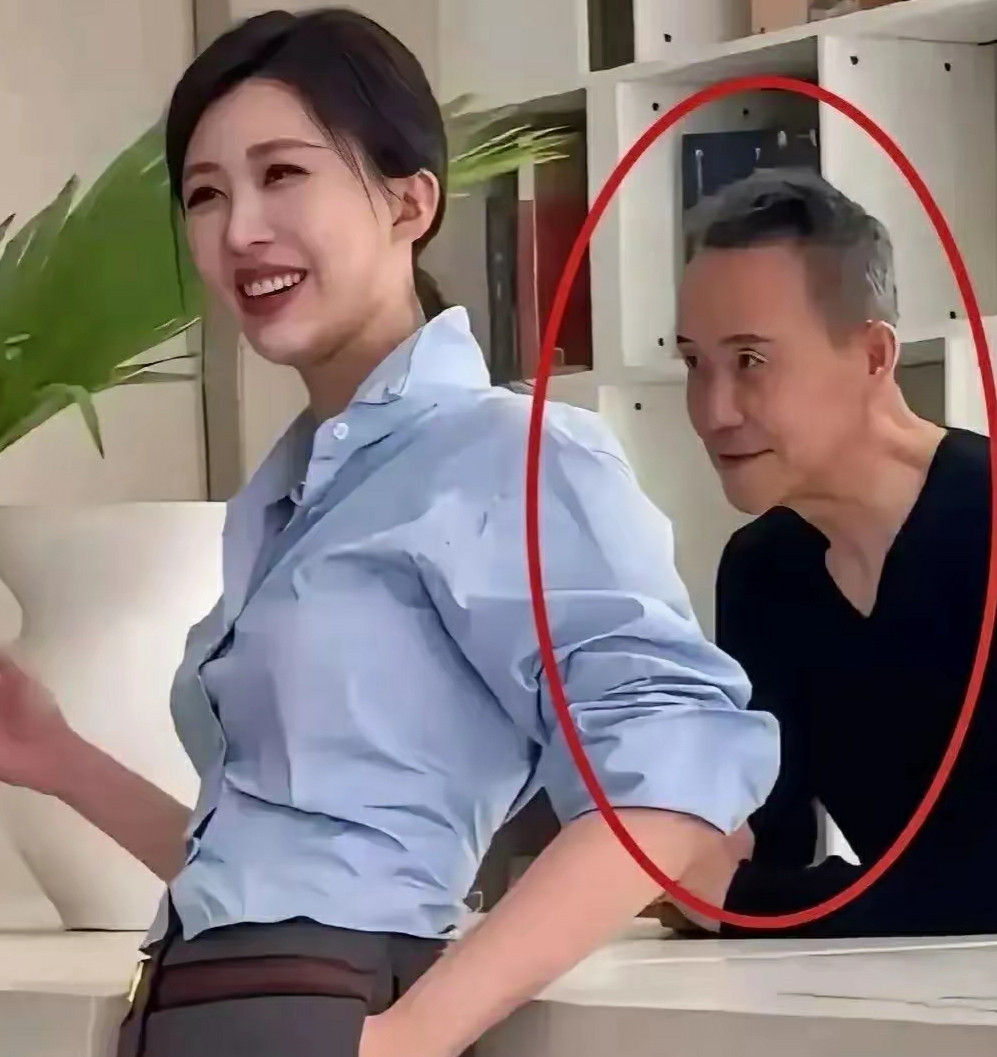 再全面的美颜镜头，也擦不掉74岁的王石与44岁田朴珺的代差。老王已是英雄迟暮，小