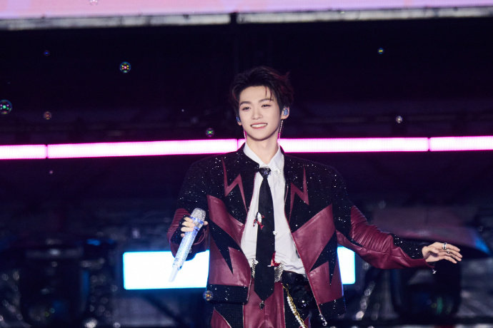 梓渝对舞台的热忱梓渝被镜头捕捉的瞬间梓渝被镜头捕捉的瞬间，梓渝对舞台的热忱我