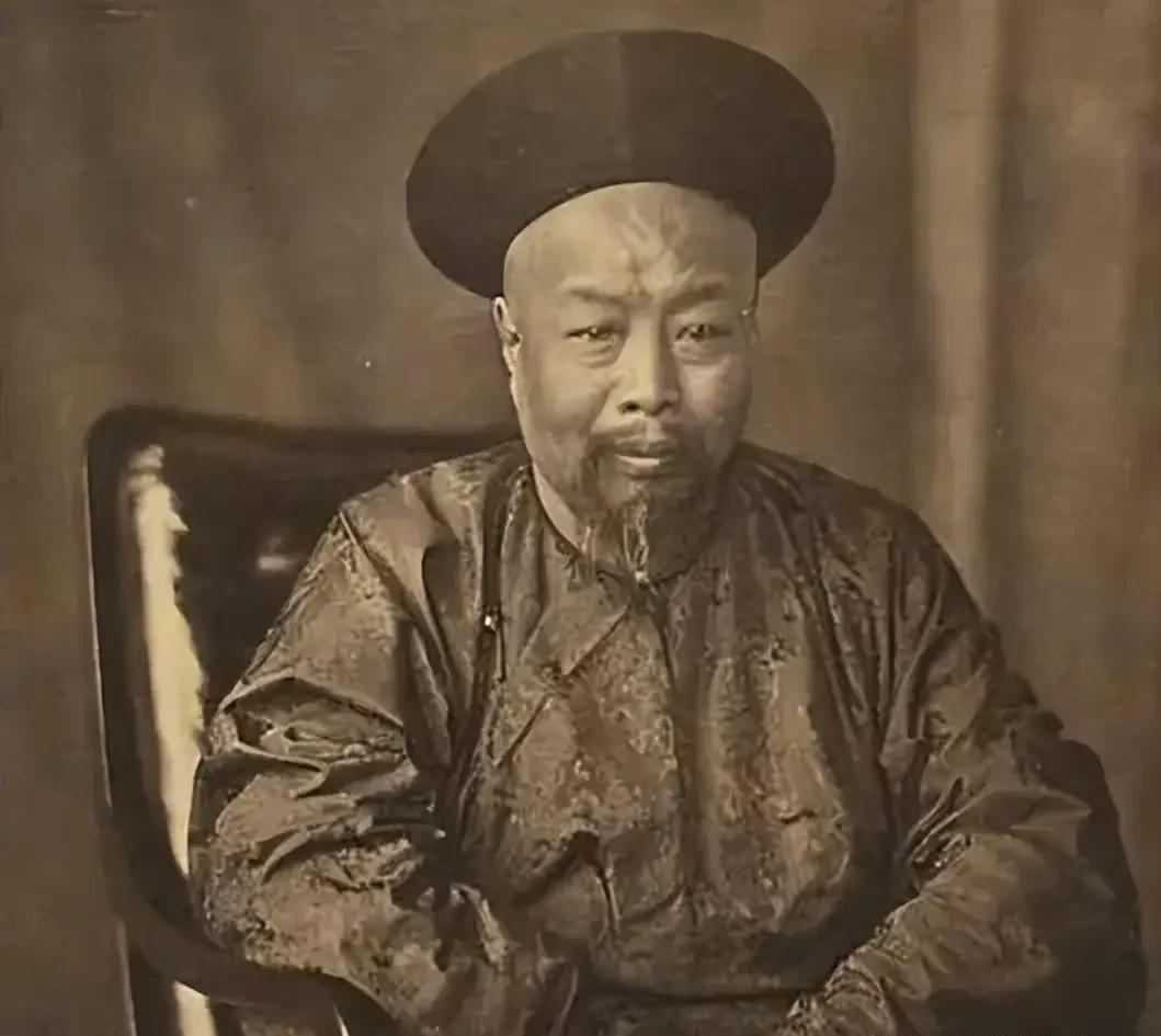 1858年，大清总督被英军俘虏，他做好准备舌战英王，不料被送往印度关押，被人围观