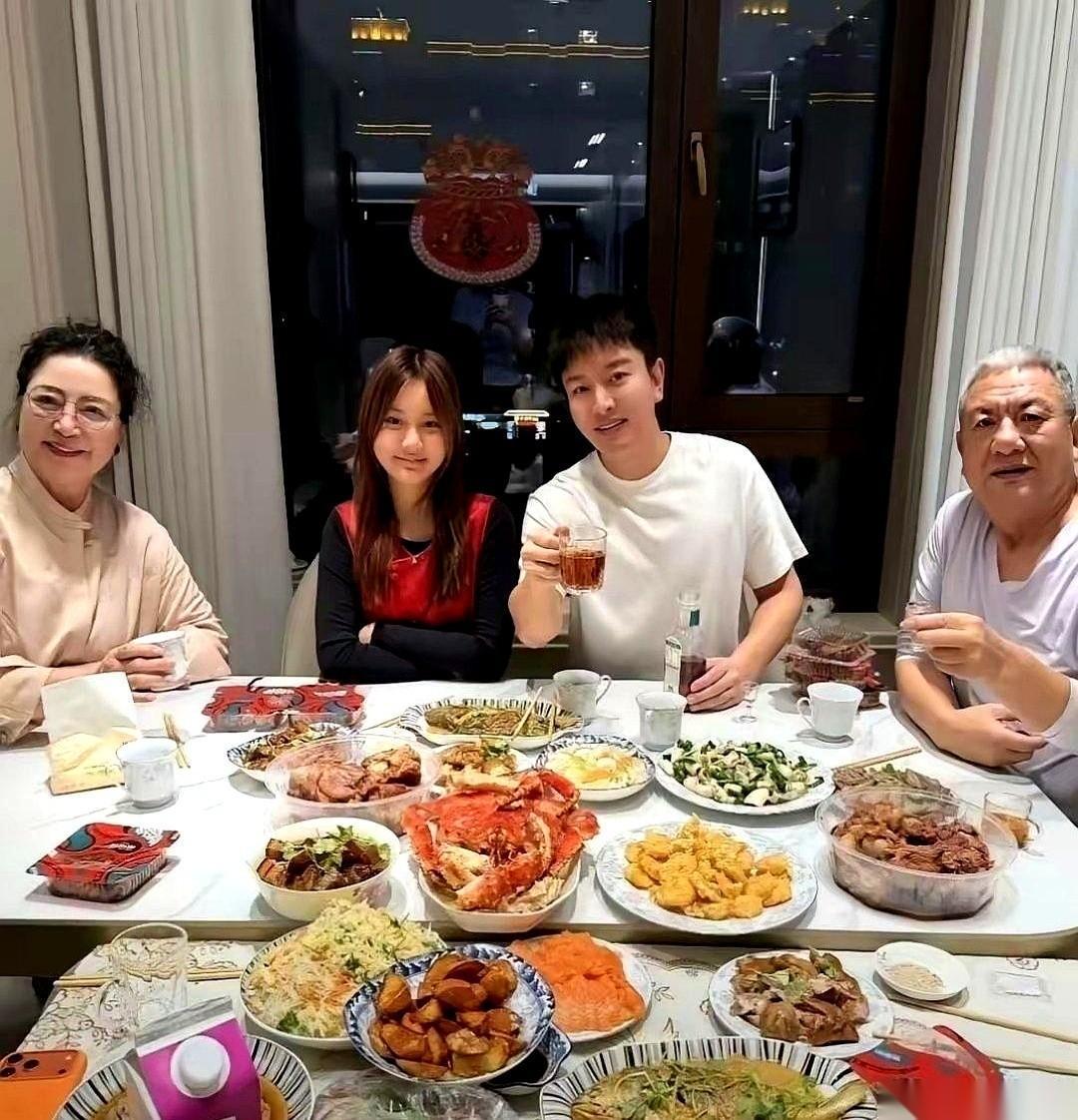 拼桌子。对，你没听错，自家人吃个饭，硬是得临时拼两张桌子才勉强放得下！20道